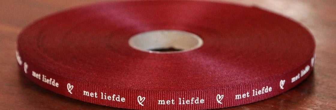 Met Liefde - White On Maroon Red