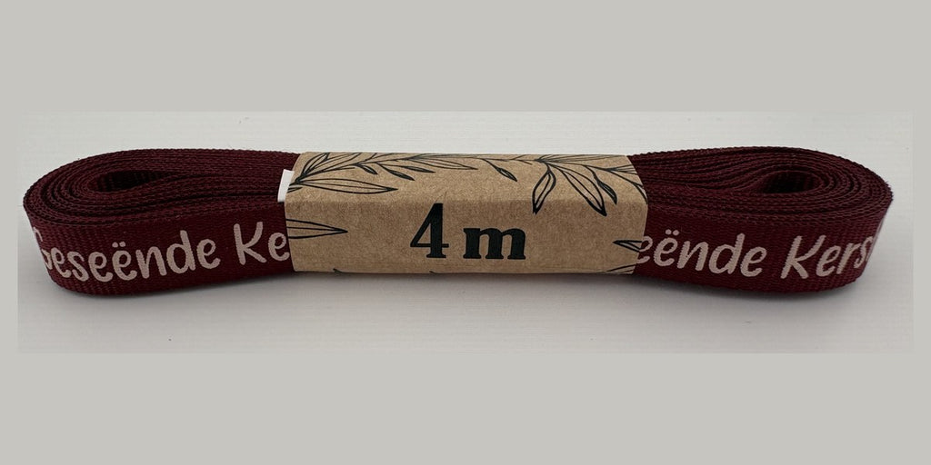 GESEëNDE KERSFEES - LIGHT CREAM ON MAROON RED