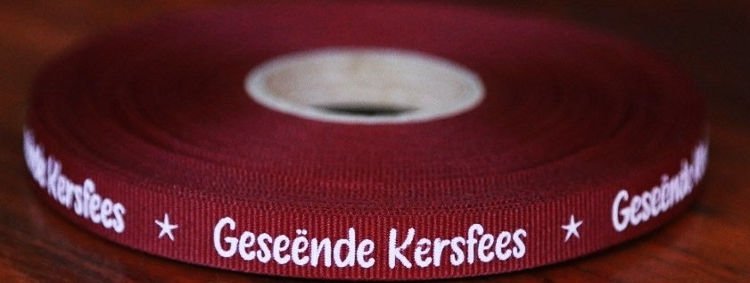 GESEëNDE KERSFEES - LIGHT CREAM ON MAROON RED