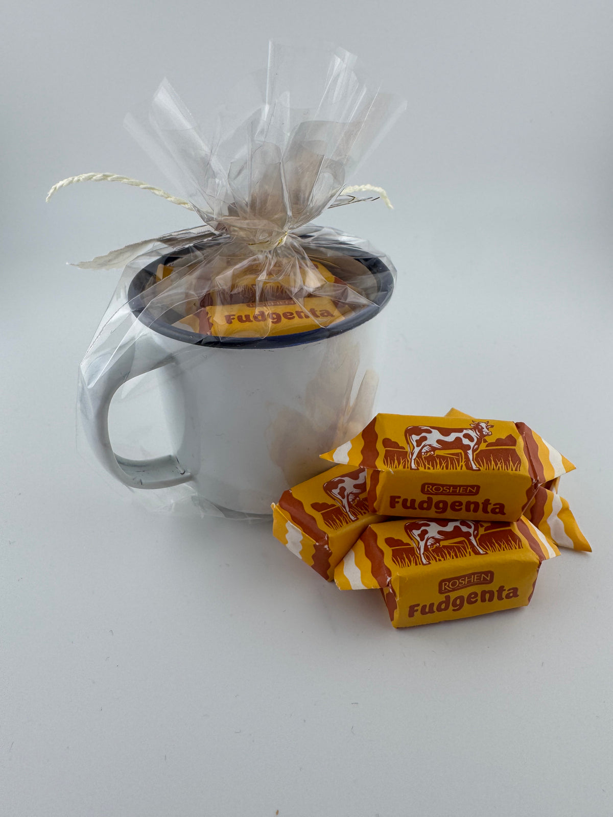 Enamel mug gift pack with fudge
